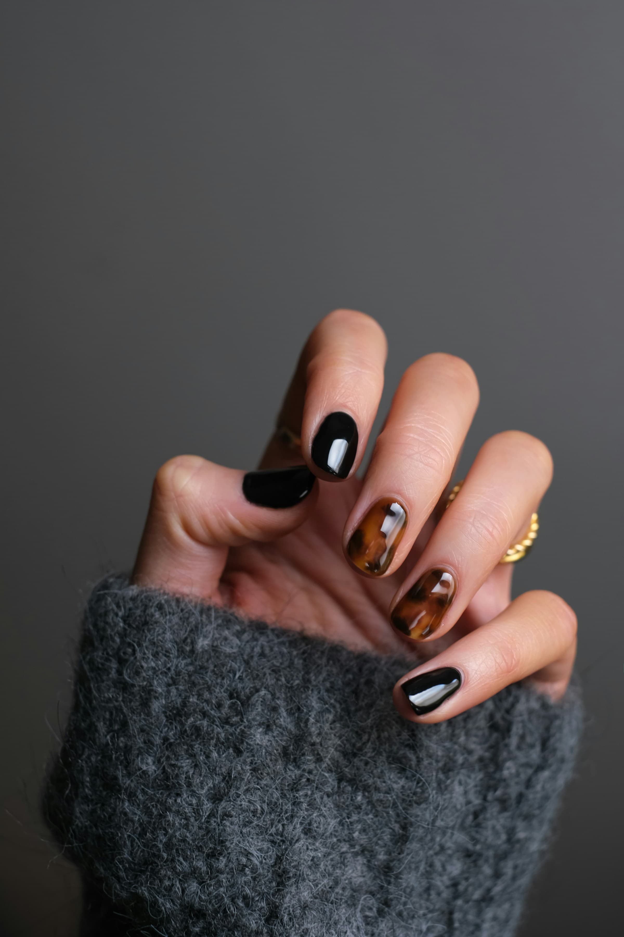 Manicure finalizando esmaltação
